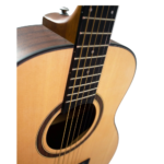 Guitarra Granada Mountain Mini con afinador electrónico integrado.